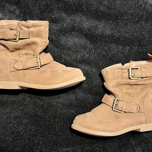 Old Navy Other - *SOLD*
Old Navy brown faux suede zip up boots
